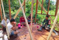 Babinsa Koramil 1710-06/Agimuga, Serka Suminar melaksanakan Komsos di wilayah binaannya