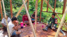 Babinsa Koramil 1710-06/Agimuga, Serka Suminar melaksanakan Komsos di wilayah binaannya