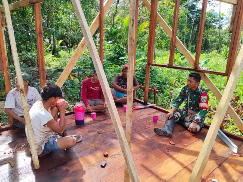 Babinsa Koramil 1710-06/Agimuga, Serka Suminar melaksanakan Komsos di wilayah binaannya