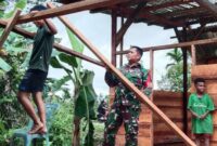 Babinsa Koramil 1710-07/Mapurujaya Sertu Slamet Wijaya melaksanakan komunikasi sosial (komsos) sekaligus membantu warga