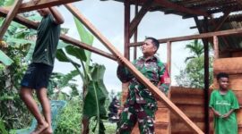 Babinsa Koramil 1710-07/Mapurujaya Sertu Slamet Wijaya melaksanakan komunikasi sosial (komsos) sekaligus membantu warga