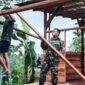 Babinsa Koramil 1710-07/Mapurujaya Sertu Slamet Wijaya melaksanakan komunikasi sosial (komsos) sekaligus membantu warga