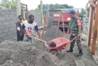 Babinsa Koramil 1710-07/Mapurujaya Sertu Yulius Nampe melalui kegiatan Binternya membantu pembangunan salah satu rumah warga binaan