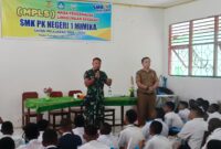 Babinsa Koramil 1710-03/Kuala Kencana memberikan materi Wawasan Kebangsaan (Wasbang) kepada para siswa-siswi baru SMK PK Negeri 1 Timika