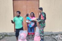 Babinsa Koramil 1710-04/Tembagapura Sertu Aripin Cepa melaksanakan Komunikasi Sosial (Komsos) sembari memberikan bantuan sembako