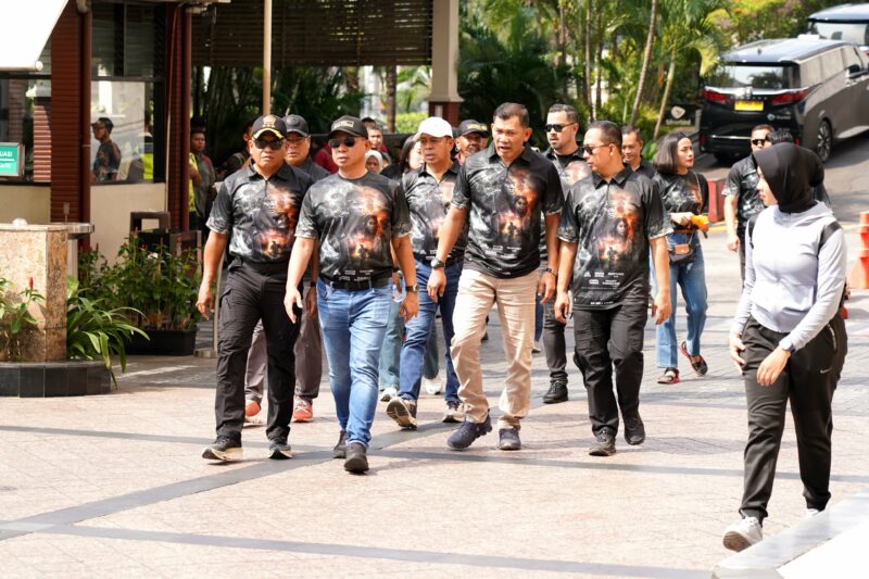 Panglima TNI Jenderal TNI Agus Subiyanto bersama ratusan sahabat lamanya yang merupakan teman masa kecil dan remaja