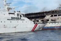 Bakamla RI melalui unsur KN Gajah Laut-404 dan HSC 32-03 melakukan aksi cepat tanggap darurat dalam membantu proses evakuasi