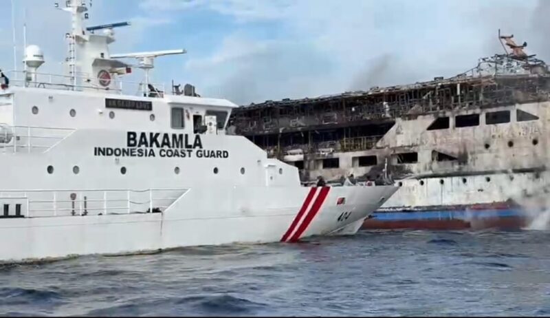 Bakamla RI melalui unsur KN Gajah Laut-404 dan HSC 32-03 melakukan aksi cepat tanggap darurat dalam membantu proses evakuasi