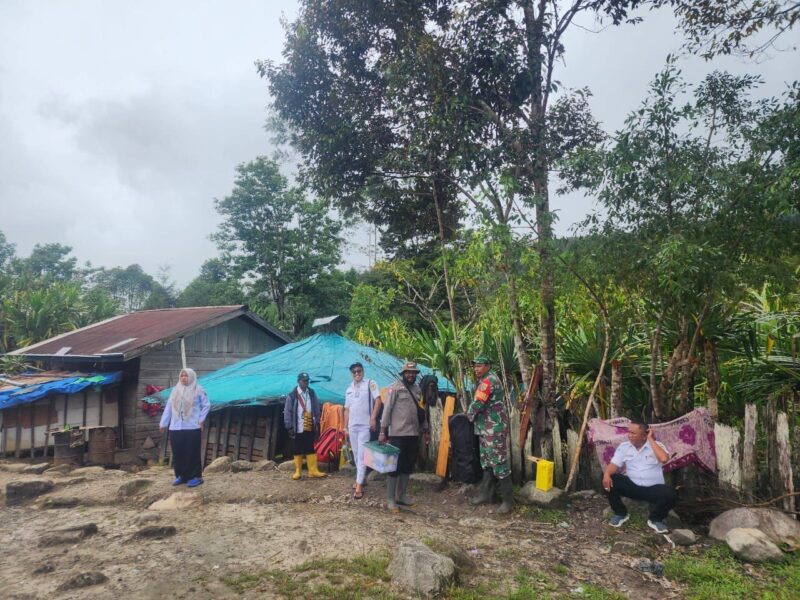 Babinsa Koramil 1710-05/Jila dipimpin Sertu Melfin Lokobal melaksanakan Pusjaki (Puskesmas Jalan Kaki) Puskesmas Jila