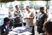 Panglima TNI Jenderal TNI Agus Subiyanto bersama Menteri Pertahanan Republik Indonesia Sjafrie Sjamsoeddin menghadiri acara penyaluran bantuan