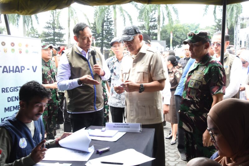 Panglima TNI Jenderal TNI Agus Subiyanto bersama Menteri Pertahanan Republik Indonesia Sjafrie Sjamsoeddin menghadiri acara penyaluran bantuan