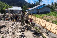 Satgas TMMD ke-125 Kodim 1506/Namlea dibantu masyarakat Desa Waenono, Kec. Namrole, Kab. Buru Selatan membangun Reol/Drainase