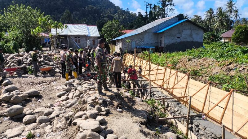 Satgas TMMD ke-125 Kodim 1506/Namlea dibantu masyarakat Desa Waenono, Kec. Namrole, Kab. Buru Selatan membangun Reol/Drainase