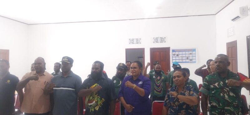 Babinsa Koramil 1710-03/Kuala Kencana Serka Yusup Mirip melaksanakan pendampingan kegiatan pelatihan teknologi pertanian