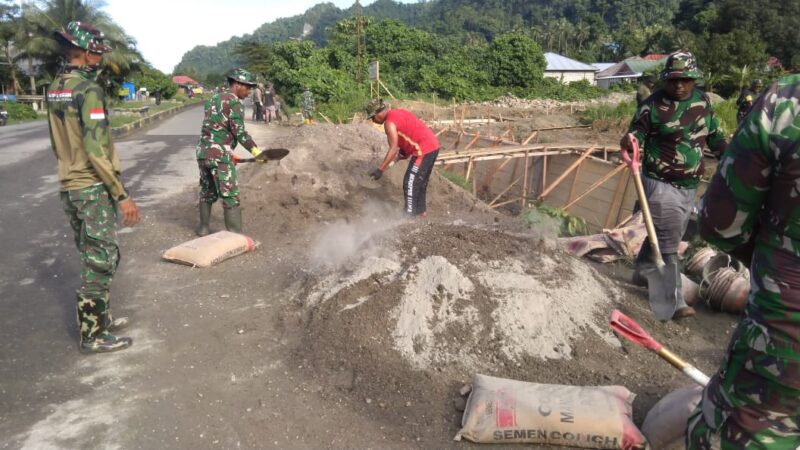 Satgas TMMD 125 Kodim 1506/Namlea bersama personel gabungan dari Polres Buru Selatan dan Brimob Namrole, serta masyarakat setempat