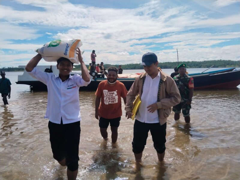 Anggota Babinsa Koramil 1710-01/Kokonao, Sertu Hendrik Renyaan mendampingi proses penyaluran bantuan beras dari Bulog kepada masyarakat