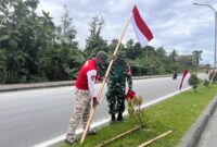 Kodim 1710/Mimika melaksanakan pemancangan bendera merah putih di sepanjang jalan