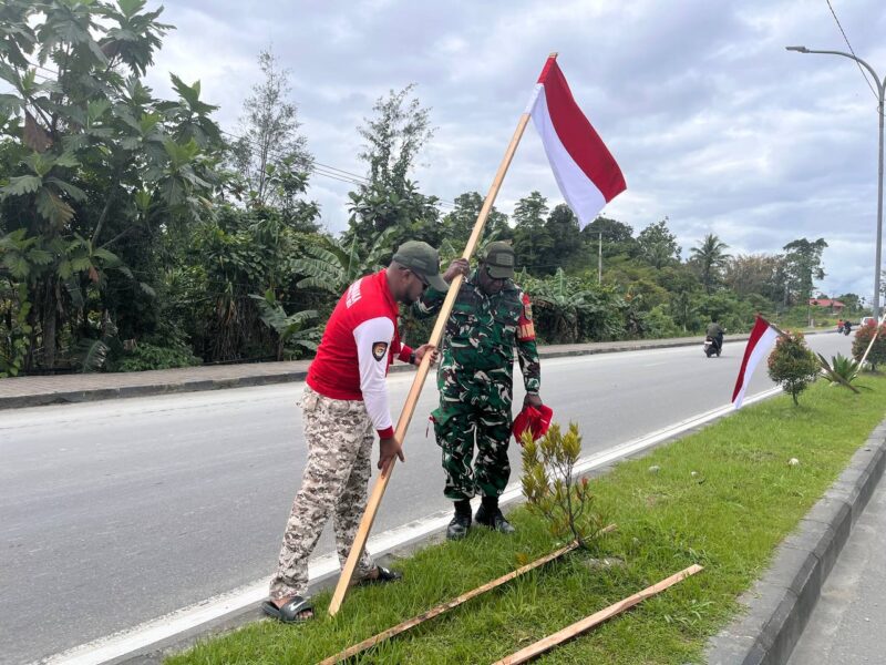 Kodim 1710/Mimika melaksanakan pemancangan bendera merah putih di sepanjang jalan