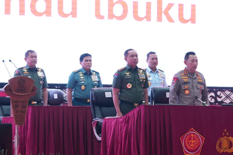 Panglima TNI Jenderal TNI Agus Subiyanto bersama Kapolri Jenderal Pol Listyo Sigit Prabowo serta didampingi para Kepala Staf Angkatan memberikan ceramah