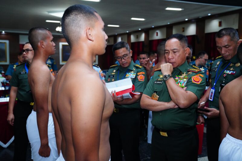 Panglima TNI Jenderal TNI Agus Subiyanto didampingi para Kepala Staf Angkatan memimpin Sidang Pantukhir Pusat penerimaan Taruna Akademi TNI T.A 2025