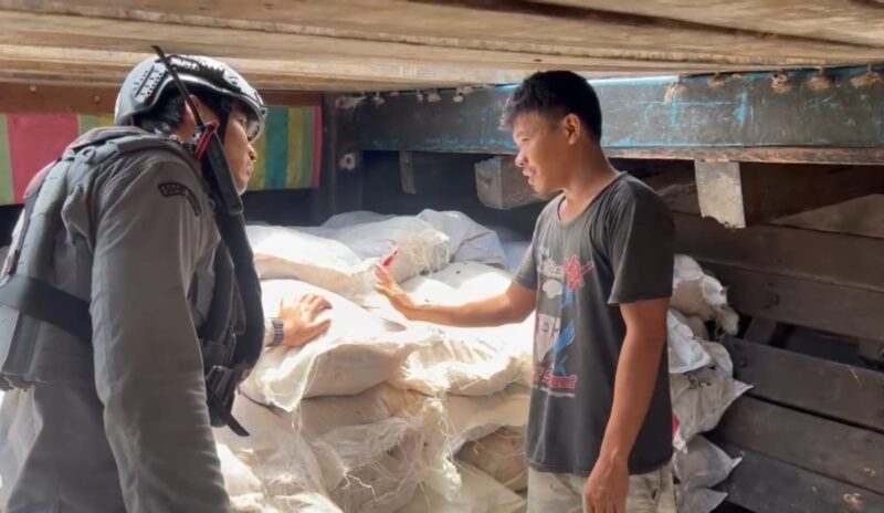 Bakamla RI melalui unsur KN. Tanjung Datu-301 berhasil mengamankan kapal KM Sinar Bahtera yang diduga melakukan penyelundupan bawang merah