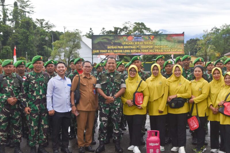 Prajurit Kodim 1710/Mimika dan Persit KCK Cabang XXXV menerima sosialisasi penggunaan gas LPG yang baik dan benar