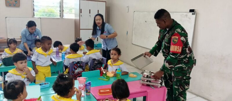 Babinsa Koramil 1710-02/Timika, Serda Novian Namudat melaksanakan pendampingan