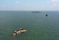 KN. Tanjung Datu–301 saat mengevakuasi KM Aneka Jaya, kapal penangkap ikan berbobot 29 GT yang mengalami kecelakaan