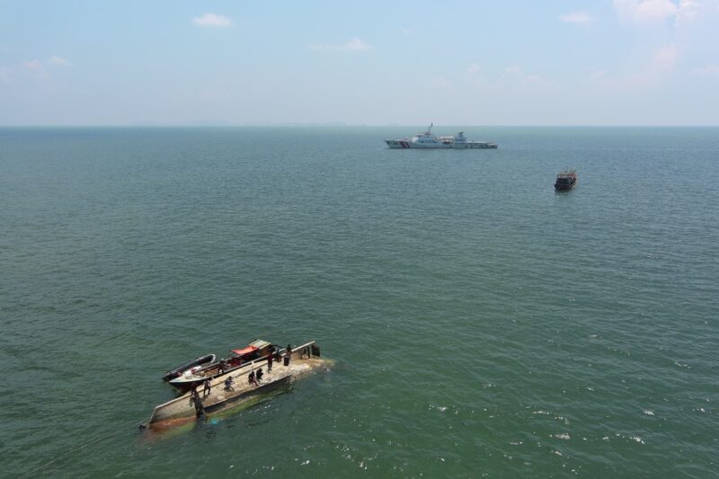 KN. Tanjung Datu–301 saat mengevakuasi KM Aneka Jaya, kapal penangkap ikan berbobot 29 GT yang mengalami kecelakaan