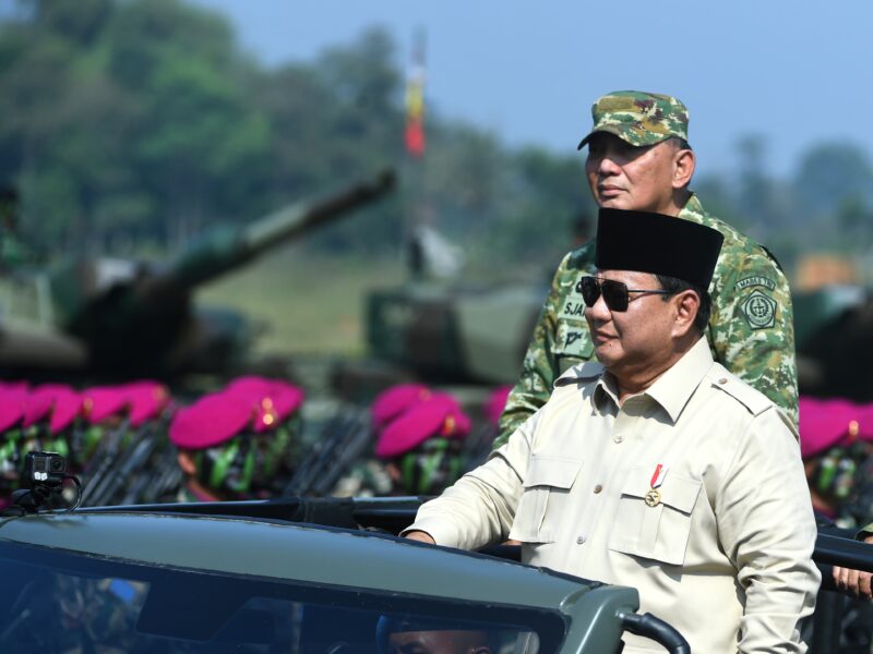 Presiden Republik Indonesia Prabowo Subianto pada Upacara Gelar Pasukan Operasional dan Kehormatan Militer di Lapangan Suparlan
