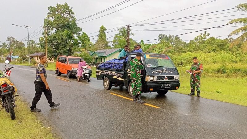 Babinsa Koramil 1710-07/Mapurujaya membagikan bendera merah putih kepada masyarakat