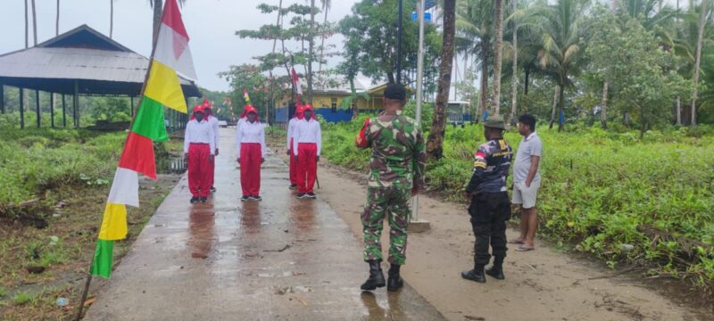 Babinsa Koramil 1710-01/Kokonao. Serka Hendrik Renyaan yang didampingi oleh Sertu Andreas dengan penuh dedikasi melatih gerakan