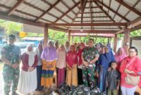 Dandim 1710/Mimika menyerahkan bantuan sembako sebagai wujud kepedulian terhadap sesama, khususnya kepada kaum Dhuafa dan Mualaf