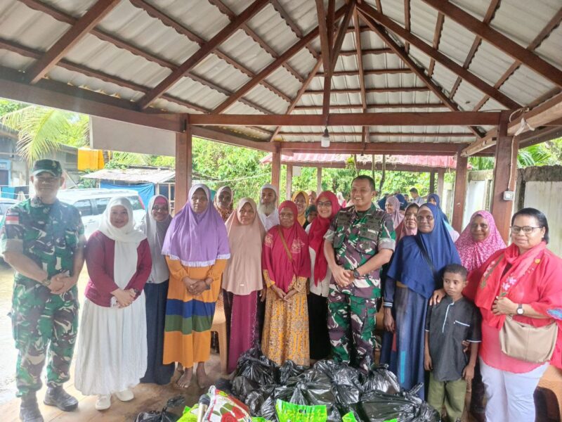 Dandim 1710/Mimika menyerahkan bantuan sembako sebagai wujud kepedulian terhadap sesama, khususnya kepada kaum Dhuafa dan Mualaf