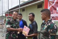 Letkol Inf M. Slamet Wijaya, S.Sos., M.Han., M.A. sebagai Dandim 1710/Mimika pada kesempatan tersebut menyerahkan hadiah