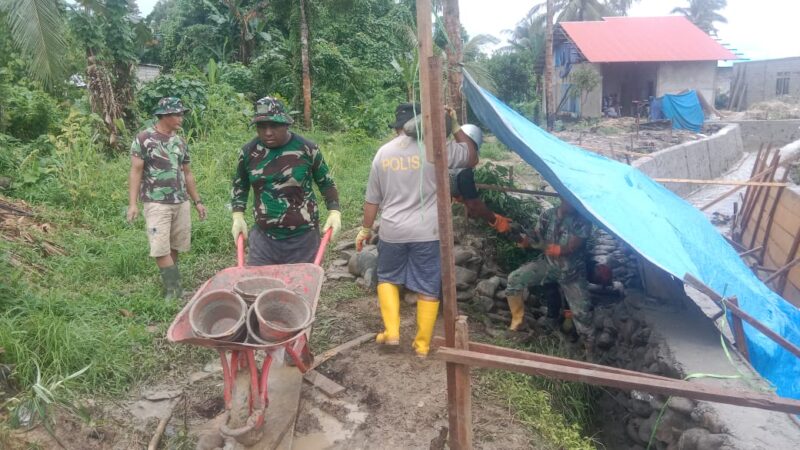 Satgas TMMD 125 Kodim 1506/Namlea dalam melaksanakan kegiatan fisik pembuatan reol sepanjang 315,10 meter di Desa Waenono