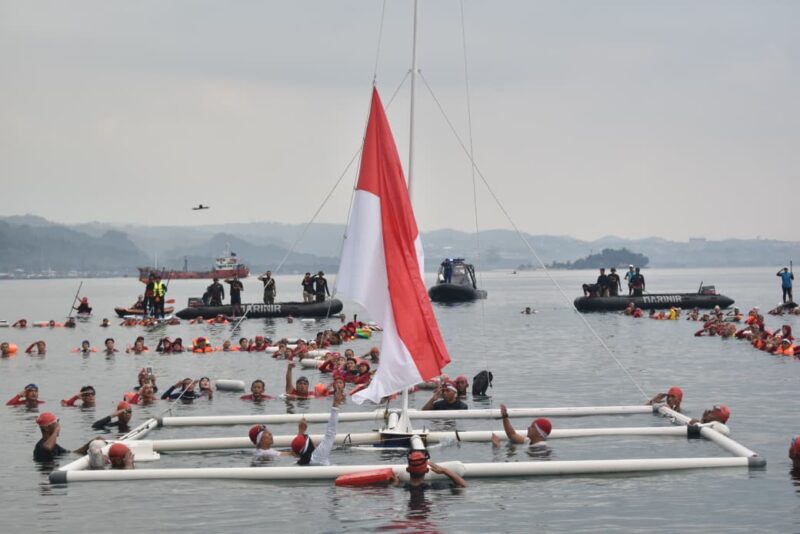 Kodam XXI/Radin Inten berkolaborasi dengan Komunitas Perenang Antar Pulau-Lampung bersama Pemerintah Provinsi Lampung menggelar Kolaborasi Berenang Merdeka
