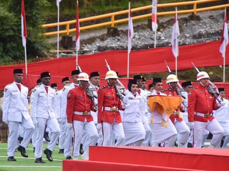 Dandim 1710/Mimika, Letkol Inf M. Slamet Wijaya, S.Sos., M.Han., M.A., melaksanakan upacara peringatan HUT ke-80 Republik Indonesia