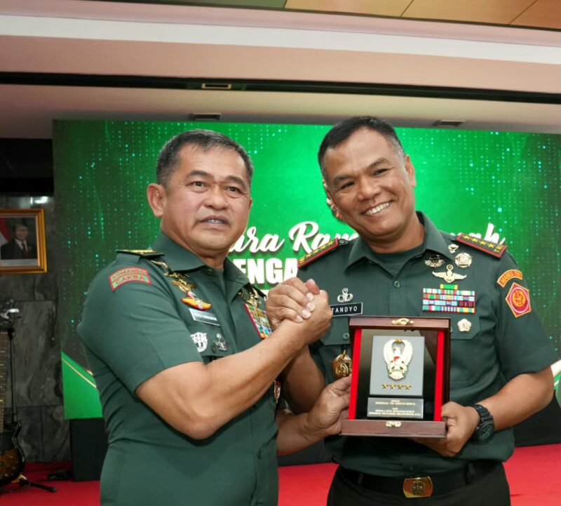 Wakil Panglima TNI Jenderal TNI Tandyo Budi Revita yang sebelumnya menjabat sebagai Wakil Kepala Staf TNI Angkatan Darat (Wakasad) mengikuti tradisi