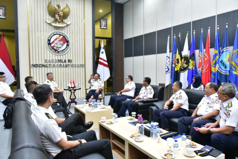Kepala Badan Keamanan Laut Republik Indonesia (Bakamla RI) Laksdya TNI Dr. Irvansyah, S.H., M.Tr.Opsla., menerima kunjungan kehormatan