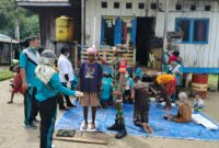 Puskesmas melaksanakan kegiatan pelayanan kesehatan kepada masyarakat yang didampingi oleh Pratu Rinto, Babinsa Koramil 1710-01/Kokonao