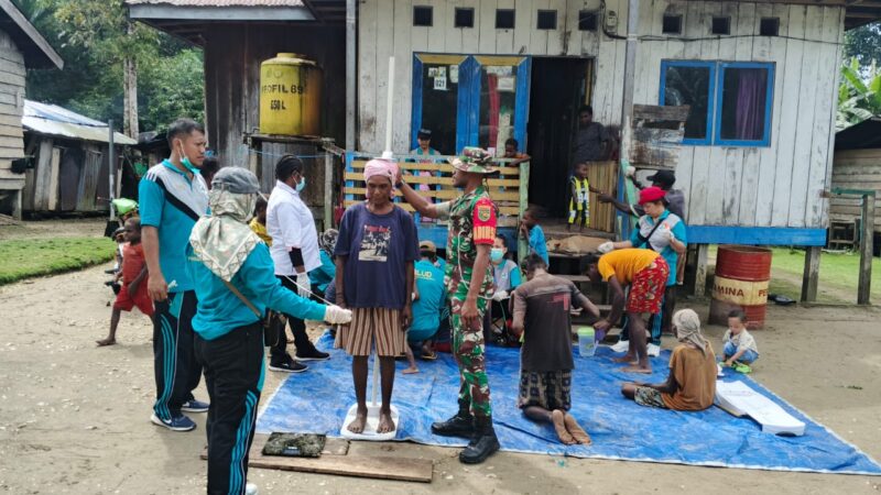 Puskesmas melaksanakan kegiatan pelayanan kesehatan kepada masyarakat yang didampingi oleh Pratu Rinto, Babinsa Koramil 1710-01/Kokonao