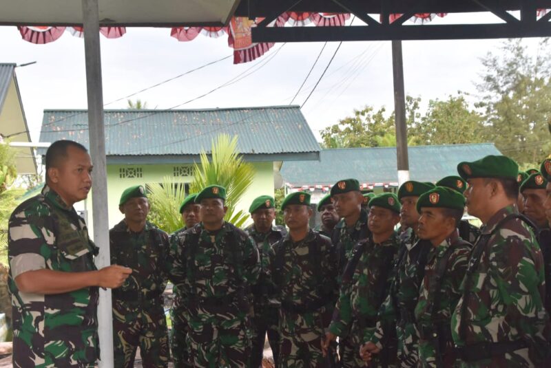 Dandim 1710/Mimika Letkol Inf M. Slamet Wijaya, S.Sos., M.Han. M.A. berikan jam komandan usai pelaksanaan kegiatan upacara bendera