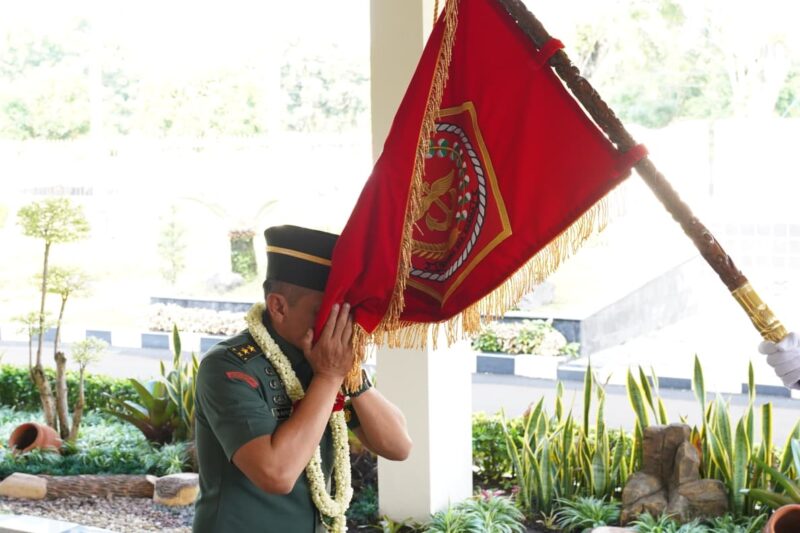 Kababek TNI dari Brigjen TNI Irawan, S.H., M. H., CFrA. kepada Kabalog TNI Mayjen TNI Lin Nofrianto, S.E.
