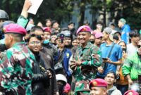 Prajurit TNI hadir bukan sekadar sebagai aparat keamanan, tetapi juga sebagai bagian dari rakyat yang mengedepankan kehangatan, empati, dan kebersamaan