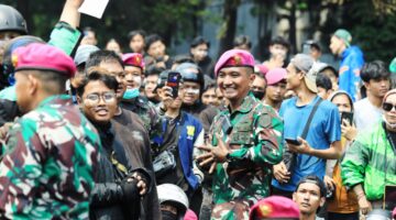 Prajurit TNI hadir bukan sekadar sebagai aparat keamanan, tetapi juga sebagai bagian dari rakyat yang mengedepankan kehangatan, empati, dan kebersamaan