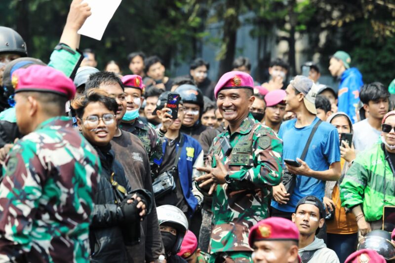 Prajurit TNI hadir bukan sekadar sebagai aparat keamanan, tetapi juga sebagai bagian dari rakyat yang mengedepankan kehangatan, empati, dan kebersamaan