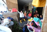 Panglima Tentara Nasional Indonesia (TNI) Jenderal TNI Agus Subiyanto mendampingi Presiden Republik Indonesia Prabowo Subianto meninjau wilayah terdampak banjir