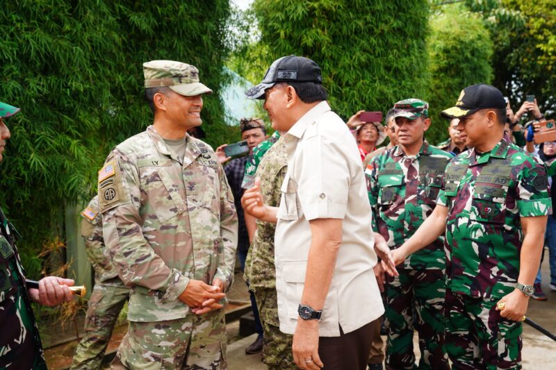 Panglima TNI Jenderal TNI Agus Subiyanto mendampingi Menteri Pertahanan Republik Indonesia Sjafrie Sjamsoeddin