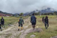 Babinsa Koramil 1710-05/Jila dipimpin Sertu Melvin bersama masyarakat melaksanakan kerja bakti pembersihan lingkungan kampung di Kampung Bomogin